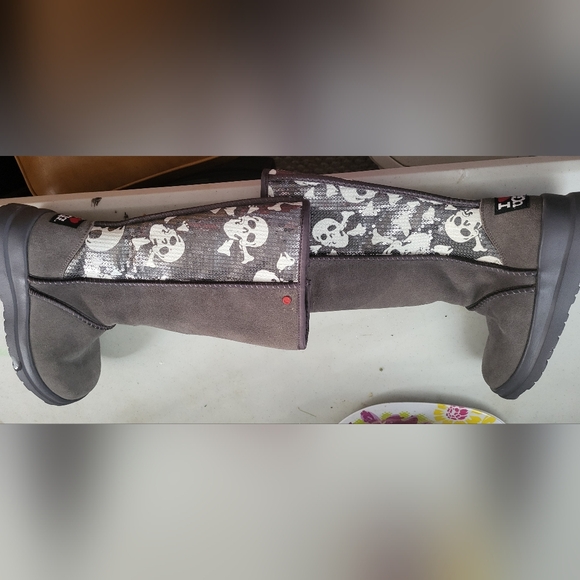 UGG Gray Suede Boots.Never Worn! - Picture 4 of 7